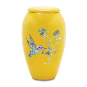 Urne funéraire en métal très demandée, de couleur jaune vif, avec motif de colibri et de fleurs, pour utilisation en crématorium. - Product Image 1