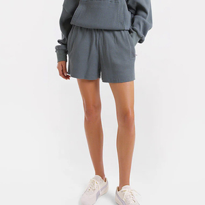 Shorts en jean taille haute pour femme avec poches, fermeture boutonnée, délavé, coupe décontractée, couleur unie bleu - Product Image 3