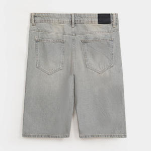 Shorts de mezclilla para hombre de alta calidad con un diseño robusto y moderno. El tejido duradero y transpirable lo convierte ideal para actividades diarias. - Product Image 5