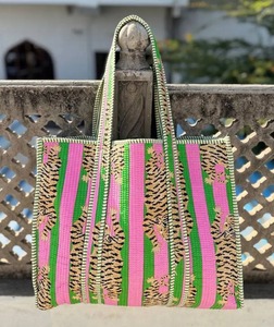 Sac à bandoulière matelassé en coton imprimé pour femme, sac à main tendance de créateur avec un look luxueux - Product Image 1