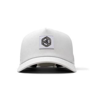Casquettes de sport respirantes et imperméables à 5 panneaux avec patch PVC personnalisé, haute qualité, trous découpés au laser, ajustables - Product Image 1
