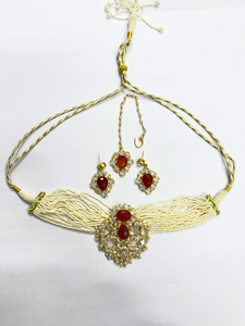Parure de mariée collier ras-du-cou, boucles d'oreilles, maangtika, bandeaux de perles, plaqué or 18 carats, collier Dori, ensemble classique en cristal et strass - Product Image 1