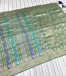 Sari Golden Heritage: Belleza de Tejido Rico, Encanto de Pallu Real, Elegancia de Jacquard, Tejido Dorado Atemporal - Product Image 5