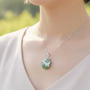 จี้รูปผีเสื้ออะเวนเจอรีนสีเขียวจาก NIKHIL GEMS ประดับพลอยทรงหยดน้ำ ตัวเรือนสีเงิน สไตล์วินเทจ เหมาะสำหรับเป็นของขวัญหมั้น ของขวัญสำหรับทุกเพศ  ผลิตโดยผู้ผลิตอิสระ - Product Image 2
