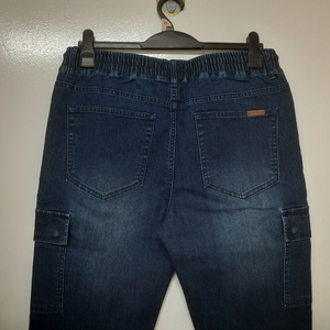 Pantalon cargo long en denim polyvalent pour homme, conçu pour le confort, la durabilité et la mode urbaine moderne, avec des poches cargo latérales profondes - Product Image 5