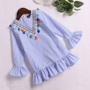 Mini robe rayée bleu clair blanc, décoration Unique avec volants courts aux manches, ligne du bas et petits glands colorés - Product Image 5