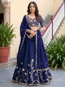 Robe de demoiselle d'honneur classique bleu marine brodée, style lehenga choli, avec haut court à col en V, sans manches, dos nu, coupe bal, longueur ras du sol - Product Image 1