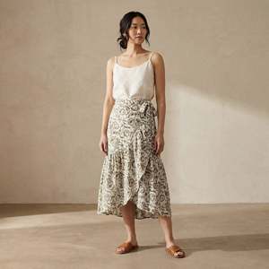 Falda midi cruzada de algodón con estampado floral verde oliva y volantes para mujer, con tela ligera, estilo moderno y ajuste cómodo. - Product Image 1