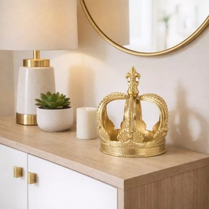 Sculpture Couronne Dorée 7x6,75 Pouces Faite à la Main Décoration Traditionnelle pour Présentation sur Table - Product Image 3
