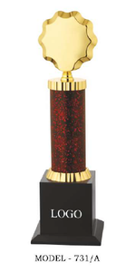 Trophée modèle 731 A B C en métal gravé, prix sportif plaqué or sur colonne rouge, base en bois durable, logo personnalisable - Product Image 4