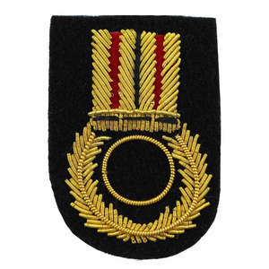 Badges brodés à la main avec des paillettes et des décorations métalliques, bouton de marque Pomona International sur le badge - Product Image 4