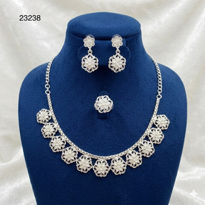 Parure de bijoux pour femme en alliage plaqué or, style vintage Dubaï, avec collier, boucles d'oreilles, bracelets et peignes, motif floral classique et tendance avec perles, pour anniversaires - Product Image 4