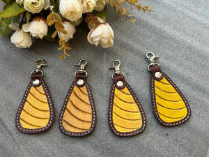 Porte-clés en cuir taillé sculpté à la main avec forme exotique et mousqueton Porte-clés uniques en cuir de vachette véritable personnalisé pour unisexe - Product Image 3