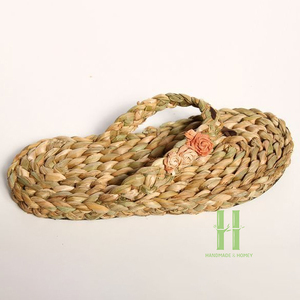 New Design Flower Shape Seagrass Wedding Guest Slippers Handmade Woven Eco-Friendly Floral Sandals Bridal Party Hotel Spa - Product Image 2
