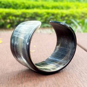 Brazalete de Cuerno de Búfalo Hecho a Mano, Pulido, en Blanco y Negro Natural, Joyería para Mujer, Accesorio de Moda Tradicional - Product Image 3