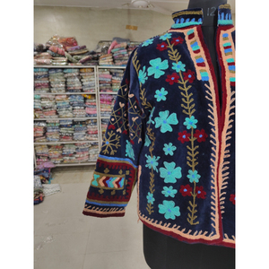 เสื้อแจ็คเก็ตกำมะหยี่ปักมือสำหรับผู้หญิง คอจีน แขนยาว ลายดอกไม้สไตล์ชาติพันธุ์ สำหรับฤดูหนาว ของขวัญสำหรับเธอ - Product Image 4