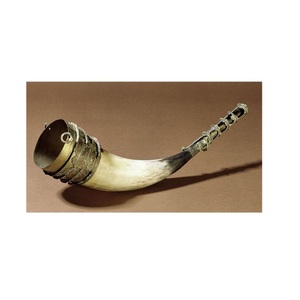 Mug à boire artisanal unique en corne de buffle naturelle, pour bière, vin, miad, avec support en bois, article cadeau - Product Image 1