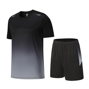Conjunto Deportivo Unisex de Camiseta de Manga Corta y Pantalones Cortos con Degradado Negro y Rojo, Cuello Redondo, Secado Rápido, Estampado Frontal - Product Image 3