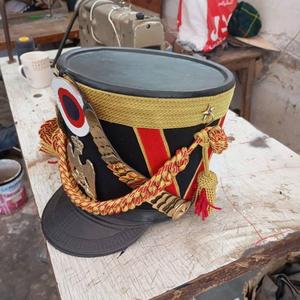 Réplique du casque Shako napoléonien français, souvent fabriqué en matériaux tels que le cuir. - Product Image 6