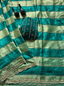 Sari de Seda Verde Reglance con Bordado Jarkhan y Ribete Calado, Traje Tradicional Indio para Bodas, para Mujer, Sin Arrugas, de Secado Rápido - Product Image 3