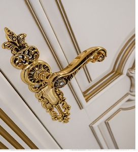 Pomo de puerta de latón ornamentado de estilo barroco. Diseño intrincado de caligrafía decorativa disponible a precios de mayorista. - Product Image 2