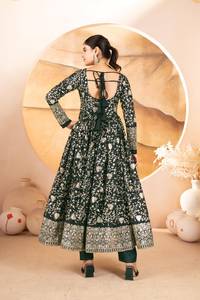 ชุดเดรส Anarkali สำหรับผู้หญิง ดีไซน์เนอร์แบรนด์ดัง ผ้าจอร์เจตต์ ประดับด้วยงานปักเลื่อมหนักและงานปักดิ้นหลายเส้น พร้อมผ้าคลุมไหล่และกางเกงขายส่งจำนวนมาก - Product Image 4