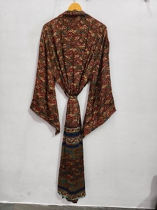 Robe en soie longue jusqu'aux chevilles, robe multicolores, robe de nuit, robe indienne vintage en soie recyclée, kimono en sari - Product Image 4