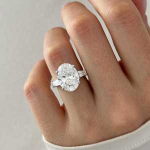 Énorme bague à trois pierres en diamant ovale de 6 carats, cultivé en laboratoire, E VVS2, en or blanc 18 carats, double halo caché, bague de fiançailles, certifiée IGI - Product Image 1