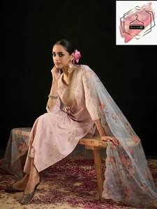 Ensemble de costume pakistanais à motifs floraux pour soirée, en tissu doux, avec imprimés numériques et broderies à la main, comprenant un haut, un pantalon et une dupatta à imprimé numérique. - Product Image 2