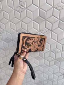 Bolso de mano de cuero con grabado artesanal de diseño moderno, color marrón, para fiestas, multiusos, con correa de transporte fácil. - Product Image 2