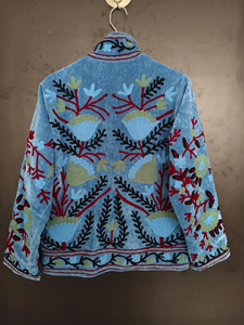 Chaqueta Acolchada Auténtica Bordada a Mano, Ecológica y Transpirable, con Motivos Florales Vibrantes y Forro de Algodón, Estilo Uzbeco - Product Image 4