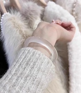 กำไลเรซิ่นพรีเมี่ยมน้ำหนักเบาสวมใส่สบายกำไลข้อมือเรซินสีงาช้างพร้อมกำไลอัญมณีหลายแบบ - Product Image 4