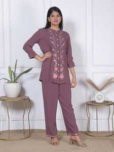 Ensemble coordonné pour femme, couleur mauve poussiéreuse, broderie florale, robe décontractée, haut Kurti boutonné avec pantalon assorti, pour un usage quotidien et une tenue ethnique. - Product Image 2