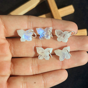 Pendentif papillon en pierre de lune sculpté à la main, plaqué argent, facetté, petit bijou animalier, fourniture pour la création de bijoux, cadeau - Product Image 1