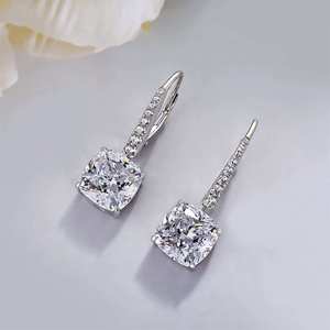 Boucles d'oreilles pendantes élégantes en or blanc massif 9 carats avec diamants taille coussin, CVD HPHT créés en laboratoire, scintillantes, pavées, à fermoir levier, bijoux de mariage - Product Image 2