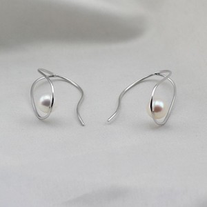 Atractivos Pendientes de Plata 925 con Perlas Redondas Limpias de 8-9 mm, Diseño Simple y Elegante, Gancho Exagerado - Product Image 4