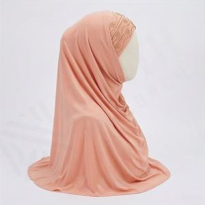 ผ้าคลุมผมฮิญาบสำหรับผู้หญิง น้ำหนักเบา สีสันปรับแต่งได้ ผ้าพันคอวิสโคสพรีเมียม ผ้าคลุมศีรษะแบบไล่สี ผ้าคลุมไหล่แบบออมเบร แฟชั่นมุสลิม นุ่มสบาย ทันสมัย - Product Image 3