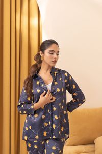 Ensemble de pyjama décontracté à imprimé floral, coupe ample, manches trois quarts, bleu marine avec fleurs jaunes, tissu tissé respirant, toutes saisons - Product Image 3