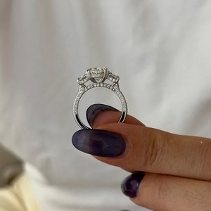 Anillo de Compromiso Premium con 3 Diamantes Ovalados Cultivados en Laboratorio de 4.5 TCW E VVS2, con Halo Oculto y Pavé, Anillo Nupcial Único - Product Image 2