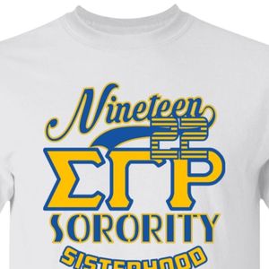 เสื้อยืดพิมพ์ลายสีขาว Sigma Gamma Rho สีน้ำเงินรอยัล โกลด์ ไนน์ทีน 22 ลายกราฟิกสมาคมพี่น้อง แขนสั้น คอกลม - Product Image 6
