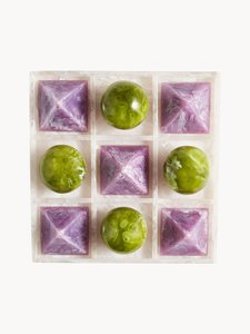 Jeu de Tic Tac Toe en résine géométrique, pyramides et sphères violettes et vertes, décoration de table, design minimaliste - Product Image 4