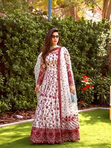 Dernière collection de Salwar Kameez pour femmes, pour mariage et soirée, en Faux Georgette, avec broderies riches, matériaux recyclés et Organza pur et doux - Product Image 4