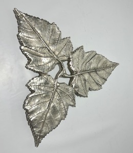 Bandeja Decorativa de Hoja de Ginkgo Biloba en Aluminio Dorado, Plato de Metal Texturizado Vintage para Joyas, Anillos y Objetos Pequeños, Centro de Mesa - Product Image 5