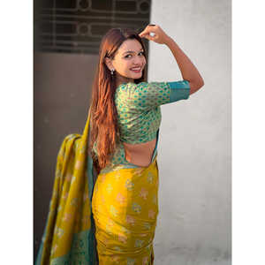 Sari Patola Ikkat en soie douce verte Mehandi, tissé Zari, avec des tissages contrastés, élégant pour les soirées, de la collection Elite Weaves - Product Image 3