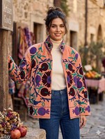 Rehaussez votre style avec une veste en velours brodée de luxe, un manteau bohème à fleurs, une veste courte pour femme faite à la main, style Suzani, pour les festivals.