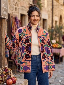 Eleva tu estilo con una chaqueta de terciopelo bordada de lujo, abrigo floral bohemio para mujer, abrigo corto hecho a mano con diseño Suzani para festivales. - Product Image 1