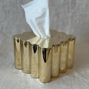 Distributeur de serviettes en acier inoxydable portable et pratique avec poignée en cuir pour restaurants, hôtels et usage sur table. - Product Image 4