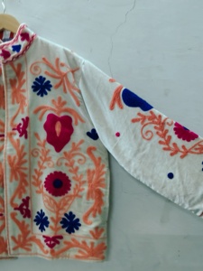 Veste bomber en velours brodée à la main pour femmes |   Artisanat indien d'automne, design floral folklorique |   Artisanat coloré fait main - Product Image 4
