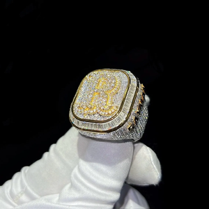 Anillo de Diamantes Moissanite Personalizado con Letra, en Plata de Ley 925 con Acabado en Dos Tonos, Joyería Hip Hop - Product Image 1