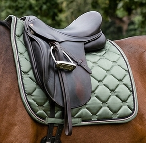 Élégante tapisserie de selle HMGLOBAL HMG-SP-6079 taille Cob, brodée Couronne royale, pour saut d'obstacles et dressage, rembourrage en mousse 18mm, satin premium - Product Image 3